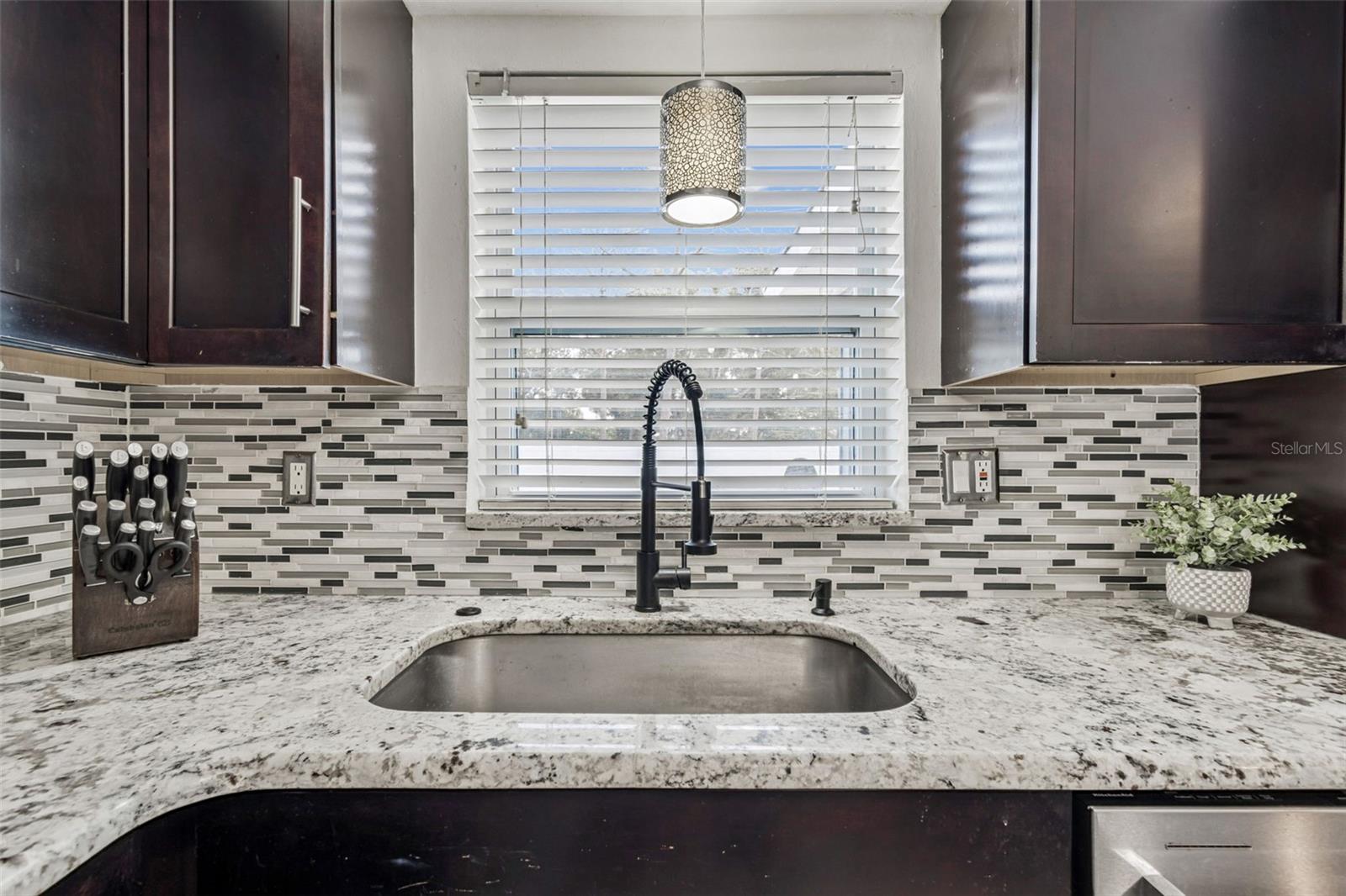 Listing photo id 8 for 918 18th Street Sw