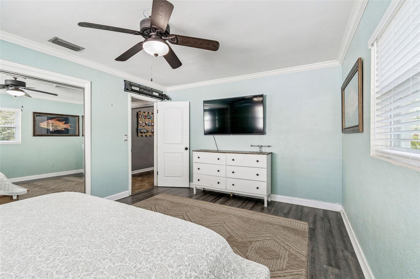 Listing photo id 11 for 918 18th Street Sw