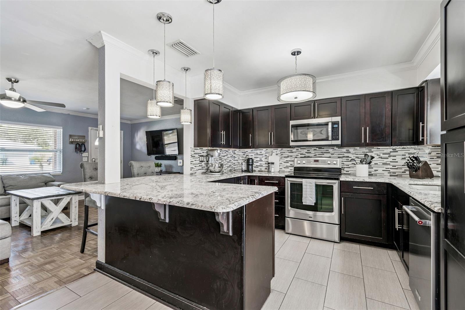 Listing photo id 4 for 918 18th Street Sw