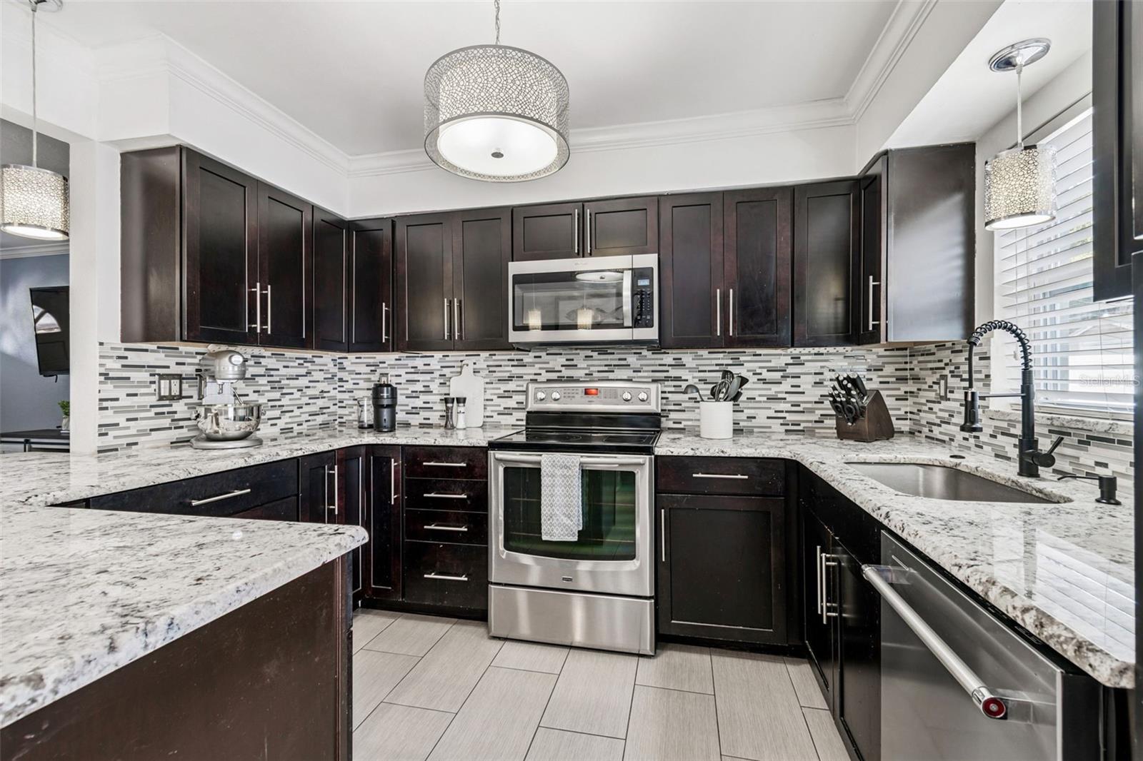 Listing photo id 5 for 918 18th Street Sw