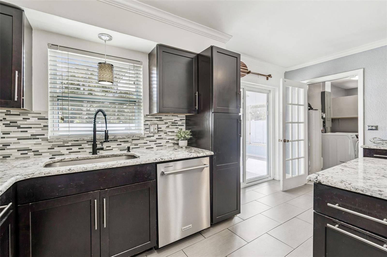 Listing photo id 7 for 918 18th Street Sw