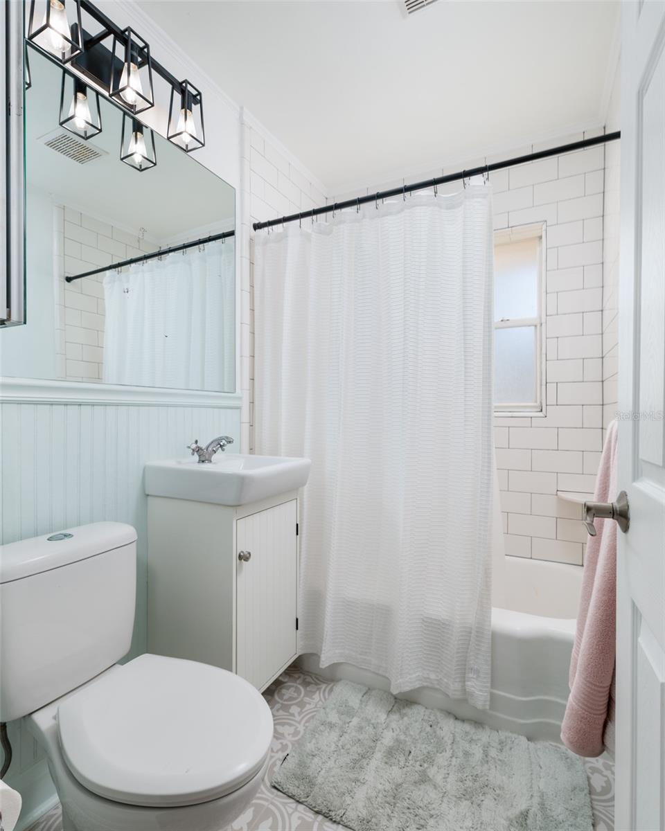 Image 20 of 39 For 230 43rd Avenue Ne