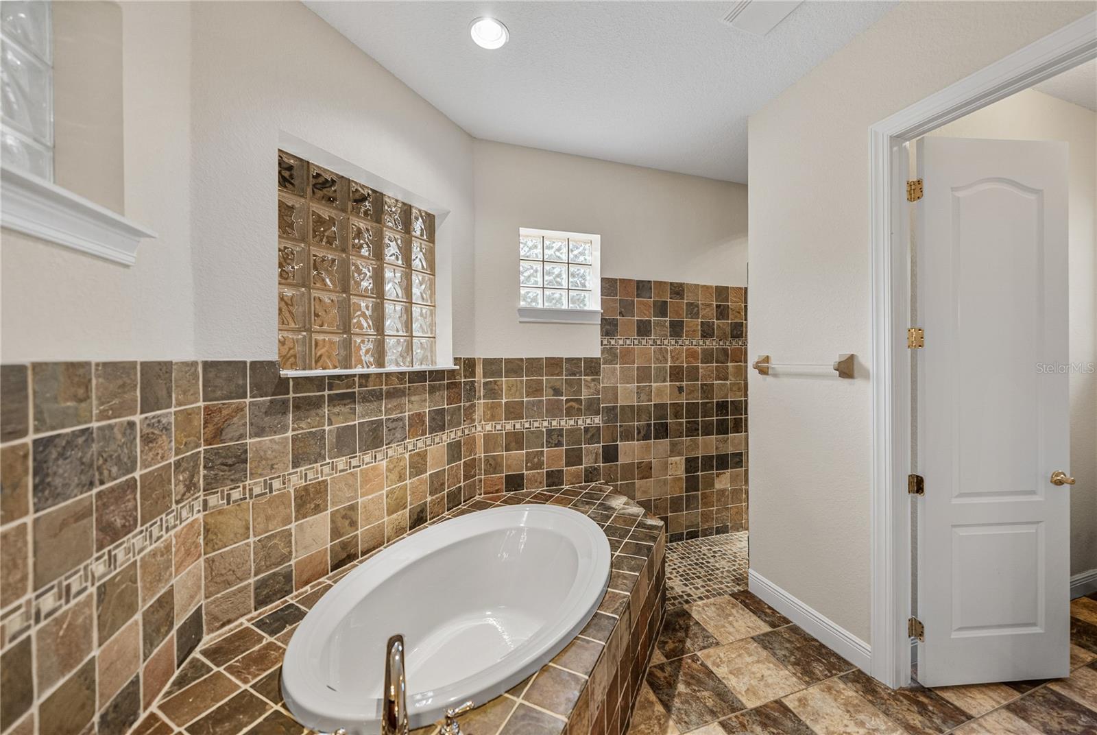 Listing photo id 60 for 10921 Mcmullen Road