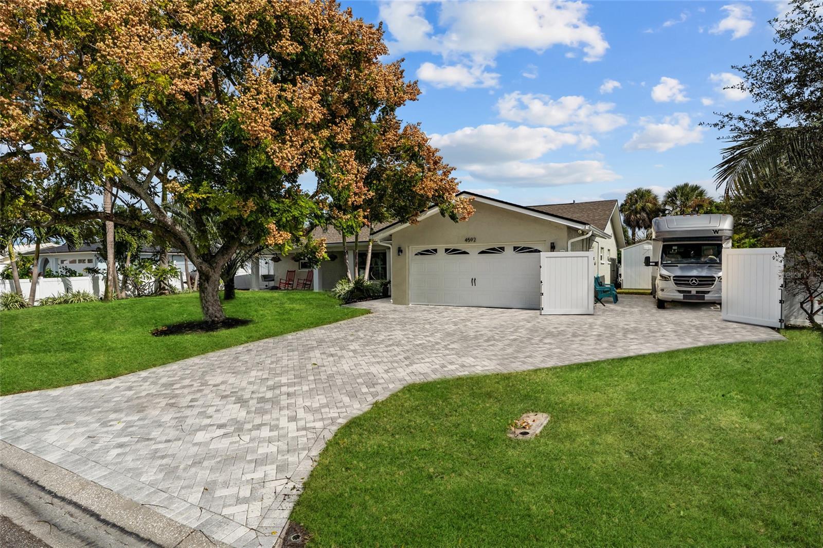 Listing photo id 8 for 4592 40th Street S