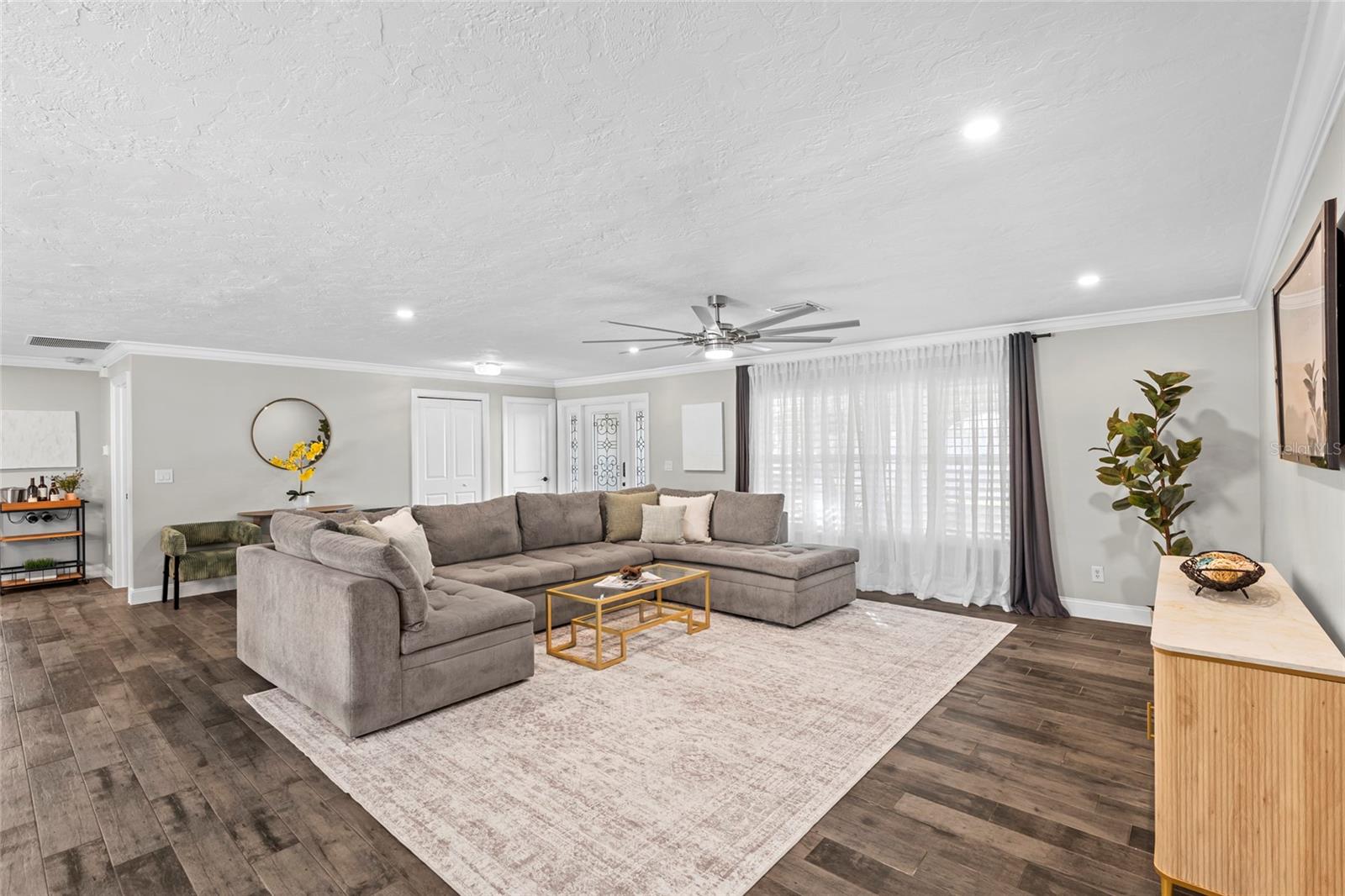 Listing photo id 12 for 4592 40th Street S