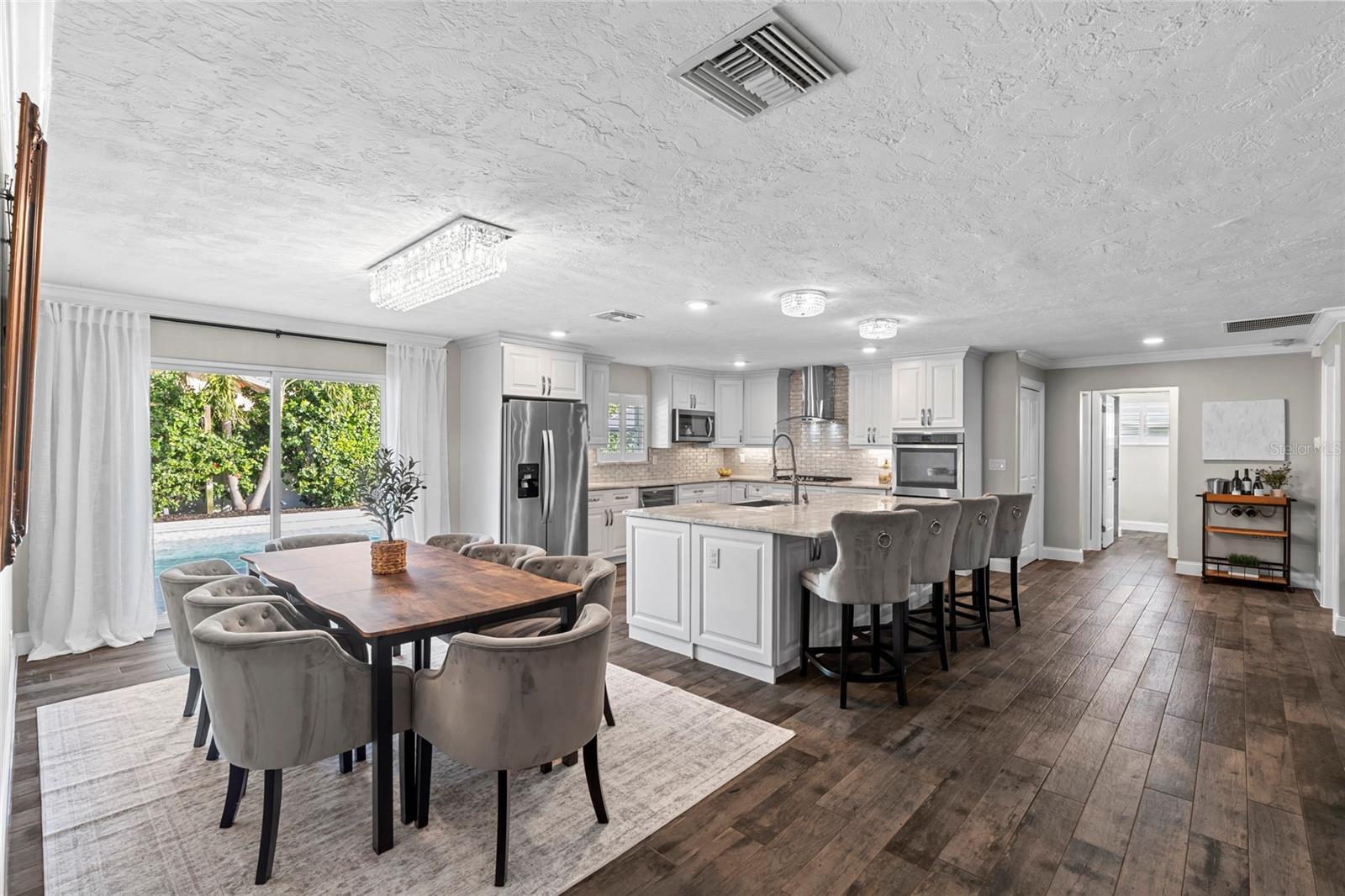 Listing photo id 13 for 4592 40th Street S