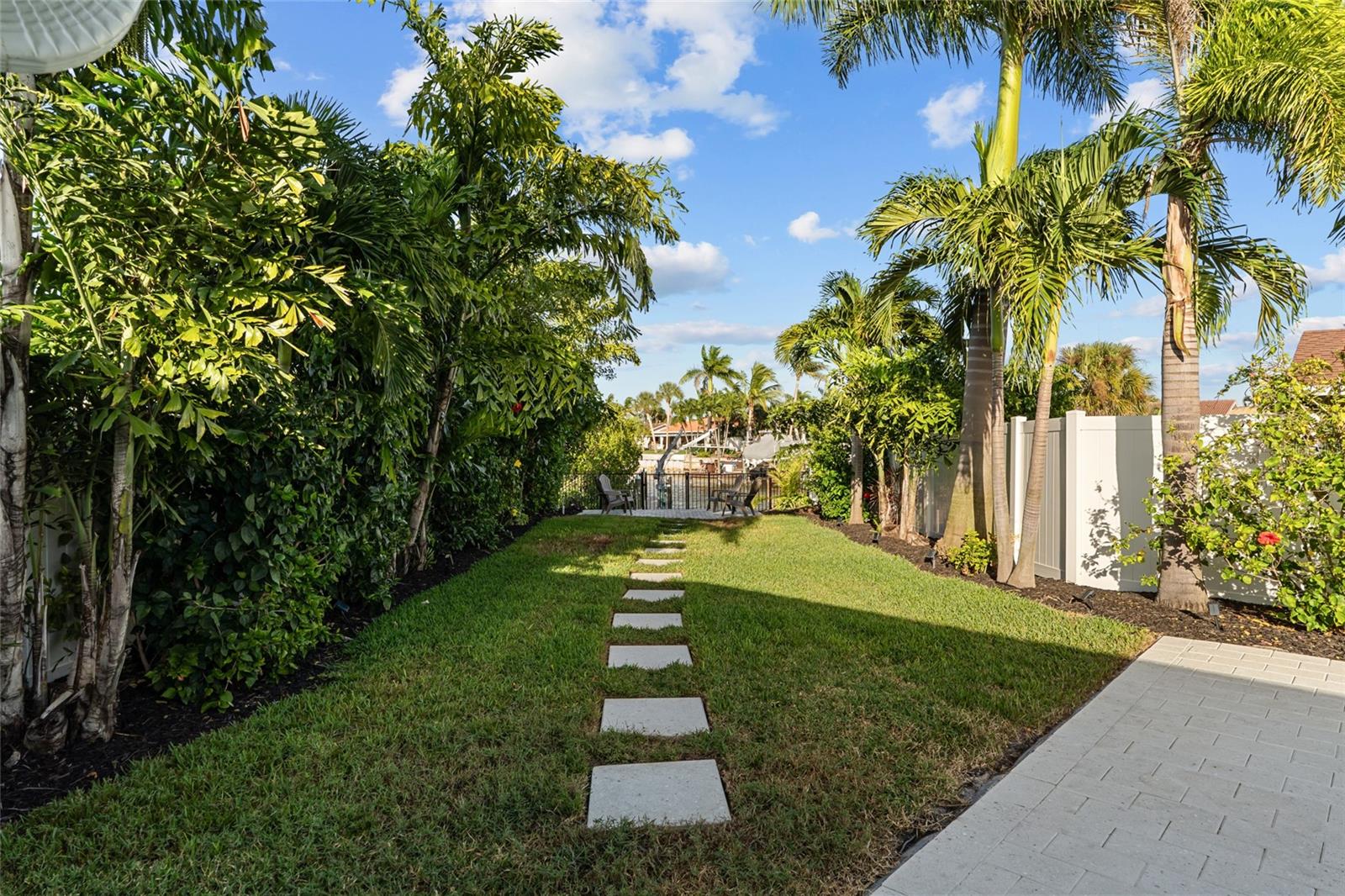 Listing photo id 36 for 4592 40th Street S