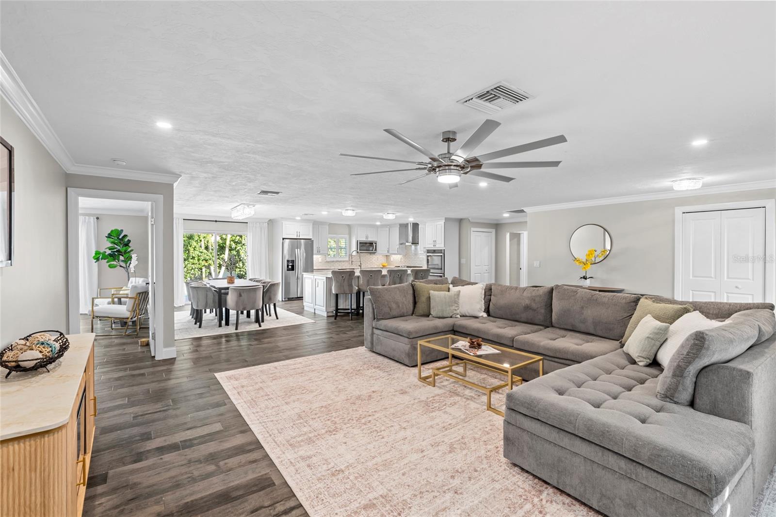 Listing photo id 2 for 4592 40th Street S