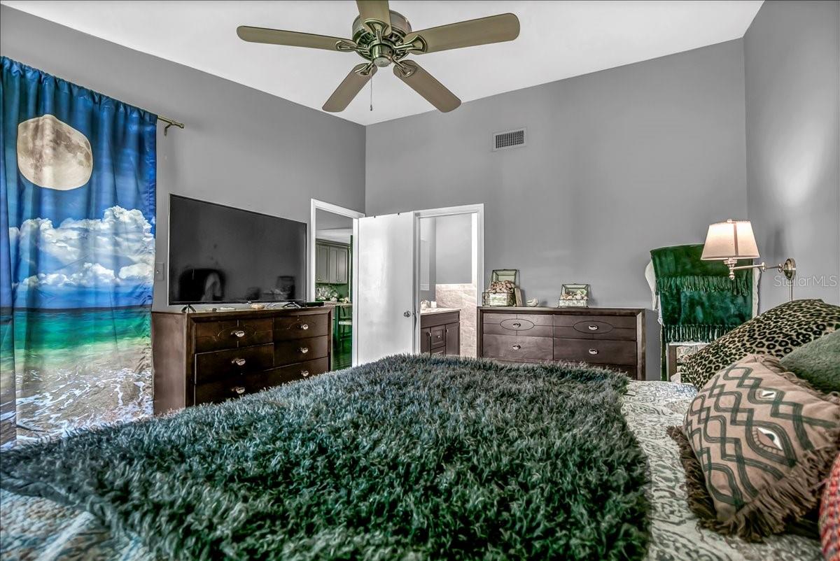 Image 11 of 50 For 637 Drake Lane N