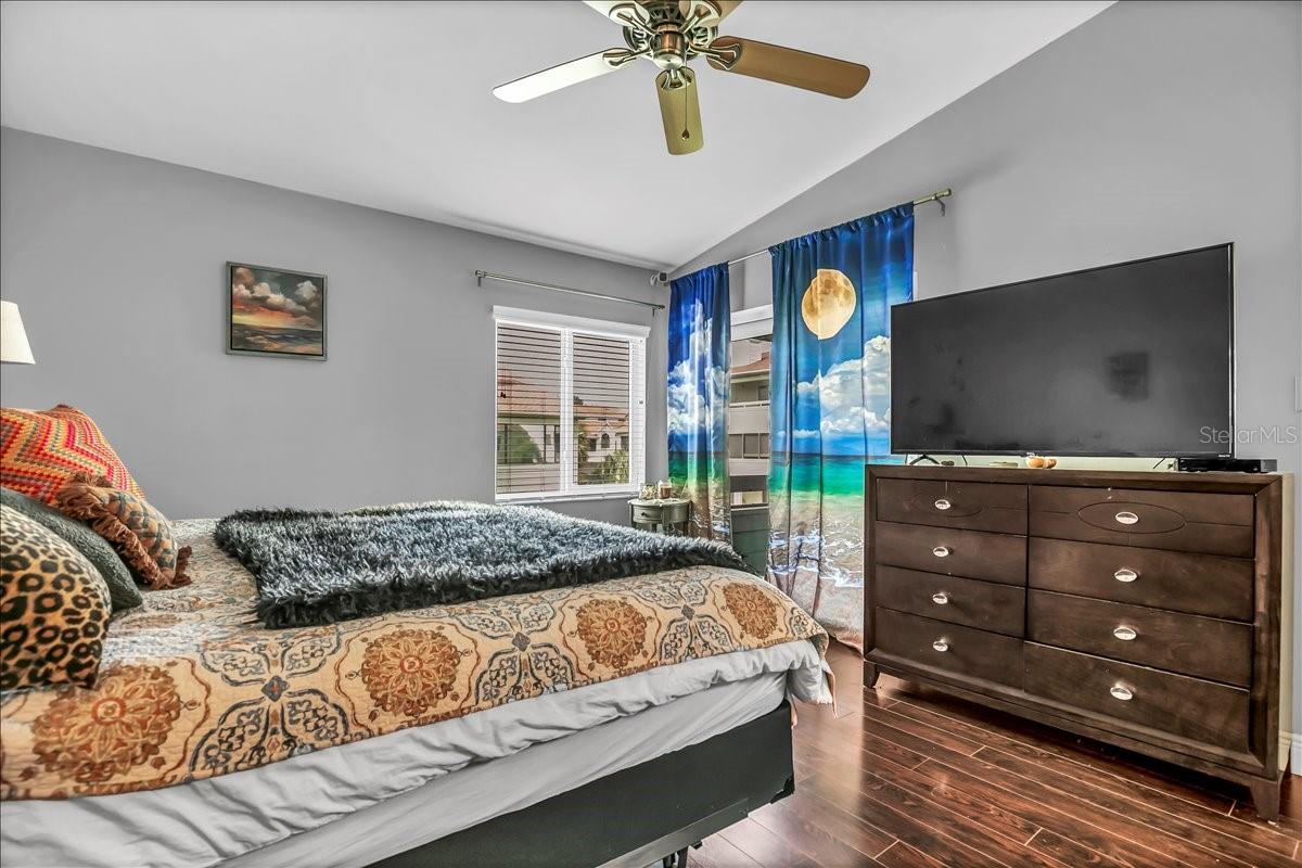 Image 12 of 50 For 637 Drake Lane N