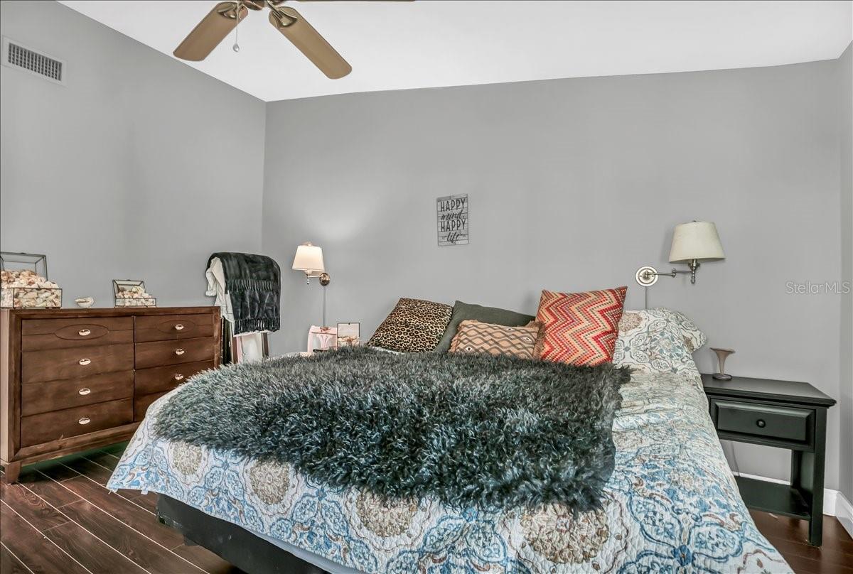 Image 13 of 50 For 637 Drake Lane N