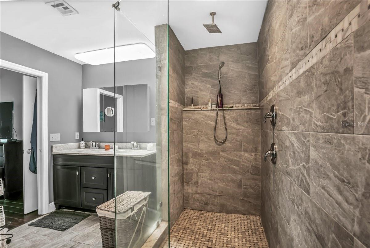 Image 14 of 50 For 637 Drake Lane N