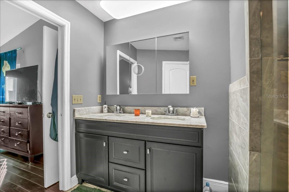 Image 15 of 50 For 637 Drake Lane N