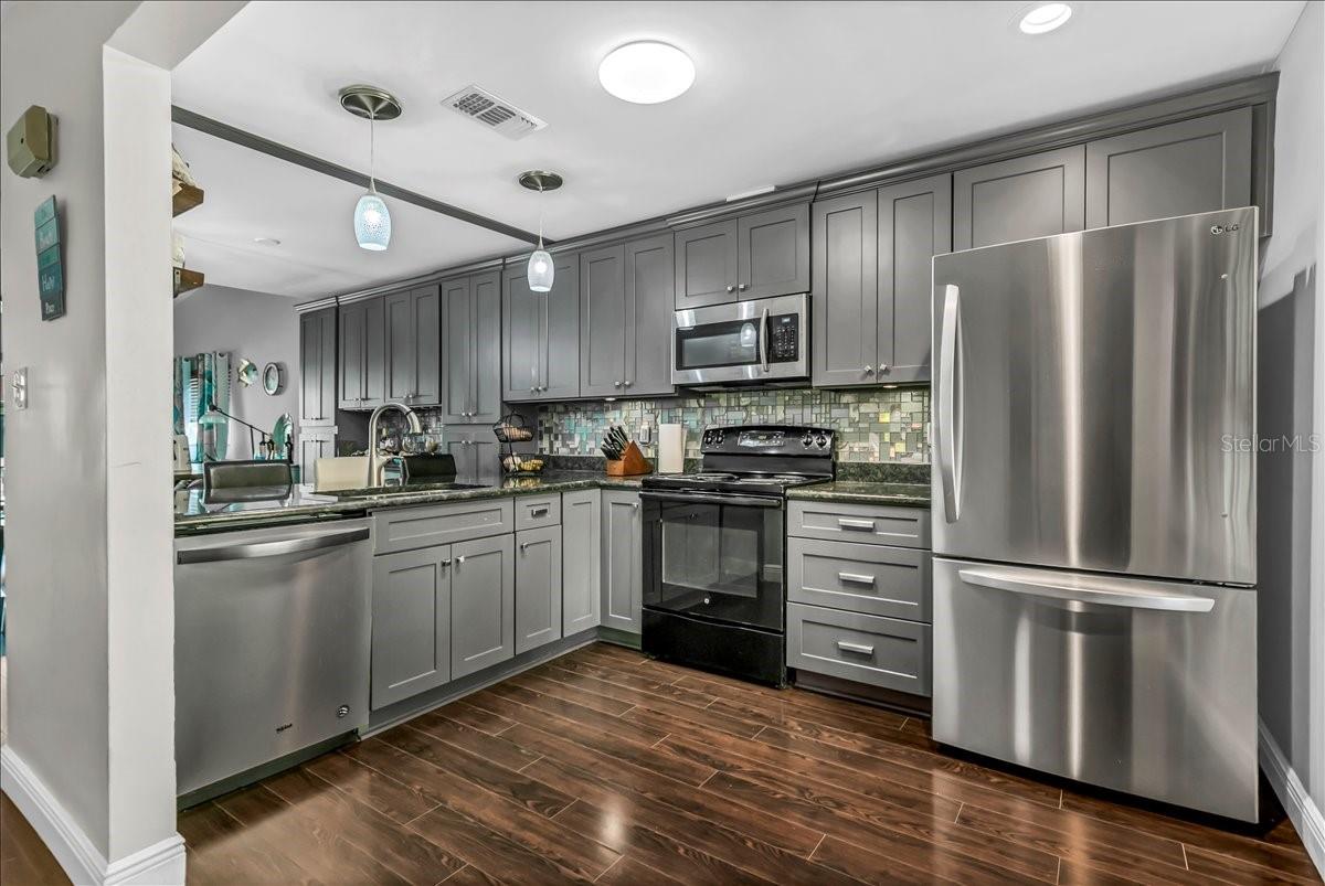 Image 16 of 50 For 637 Drake Lane N