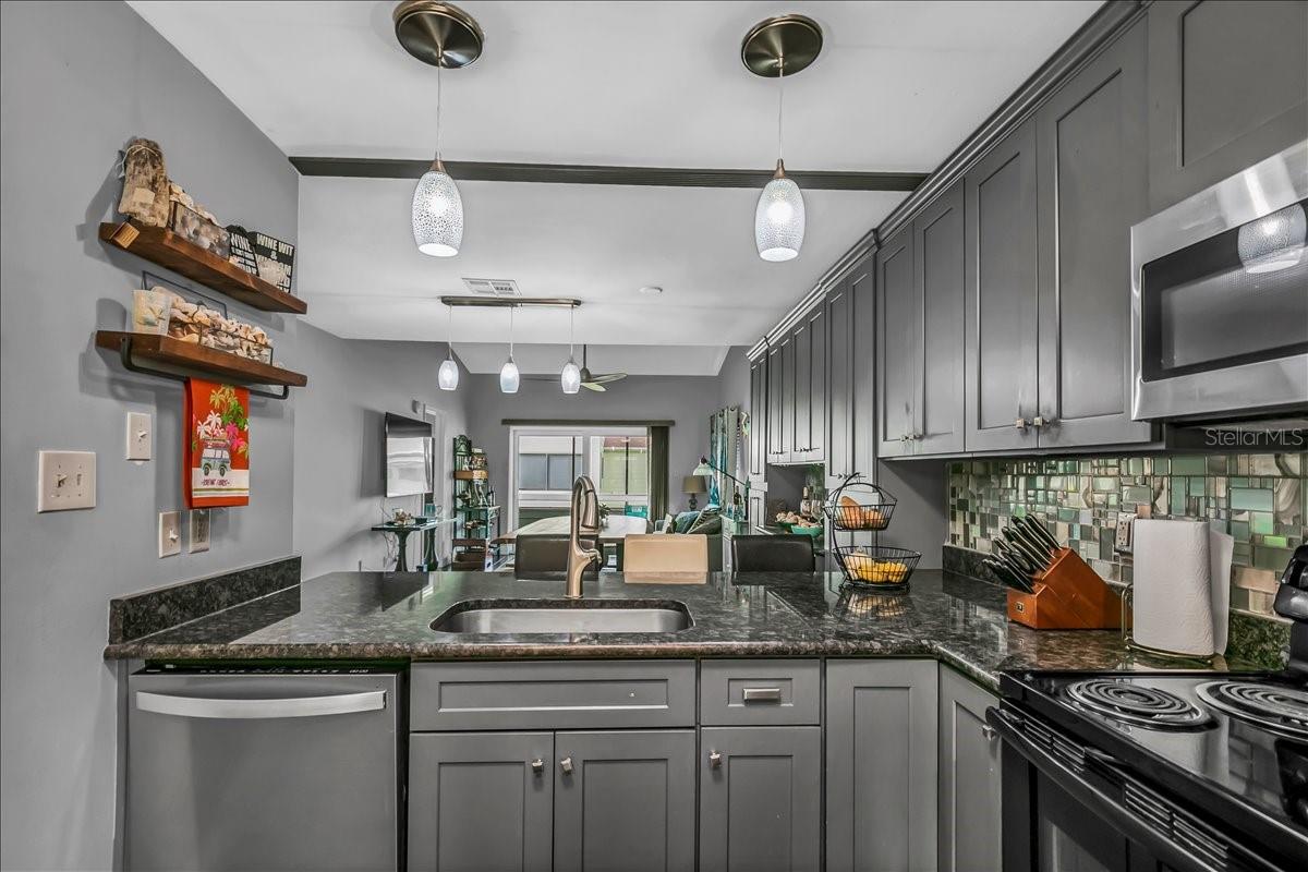 Image 17 of 50 For 637 Drake Lane N