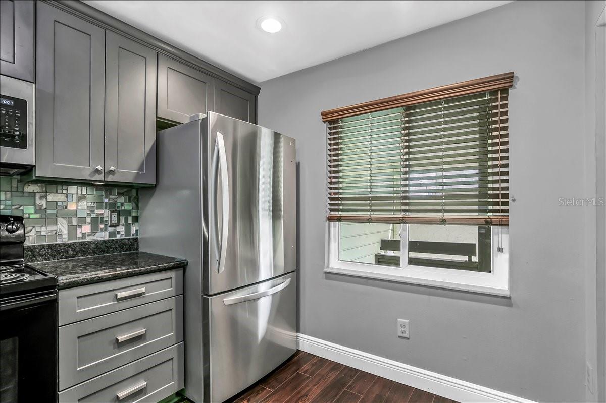 Image 18 of 50 For 637 Drake Lane N