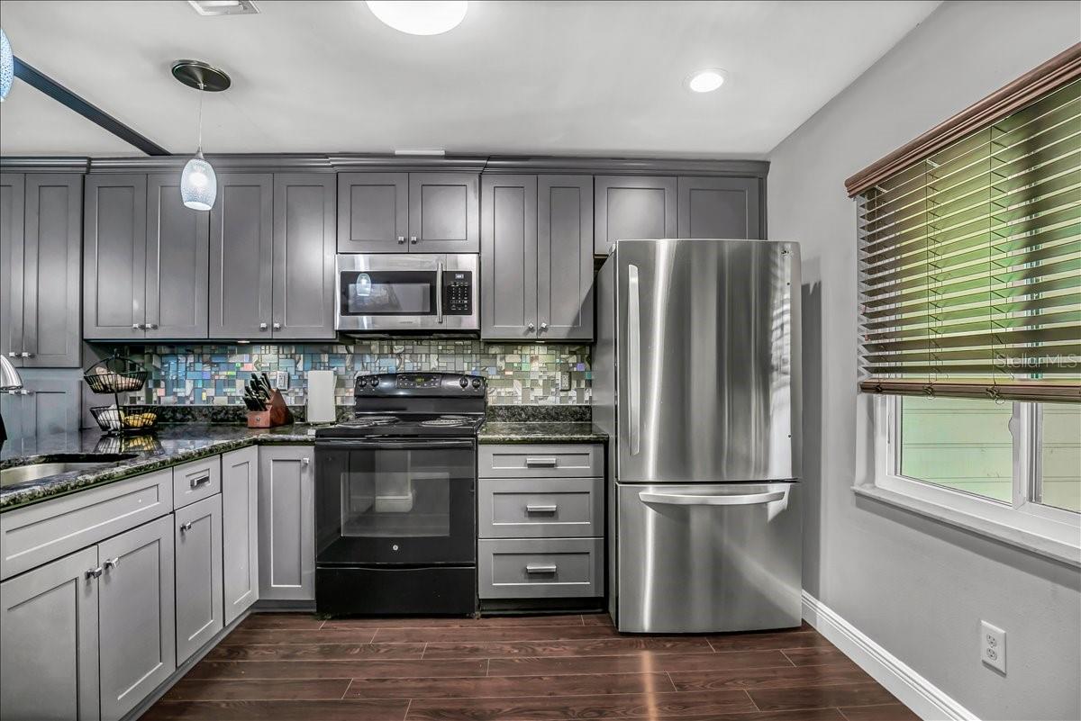 Image 19 of 50 For 637 Drake Lane N