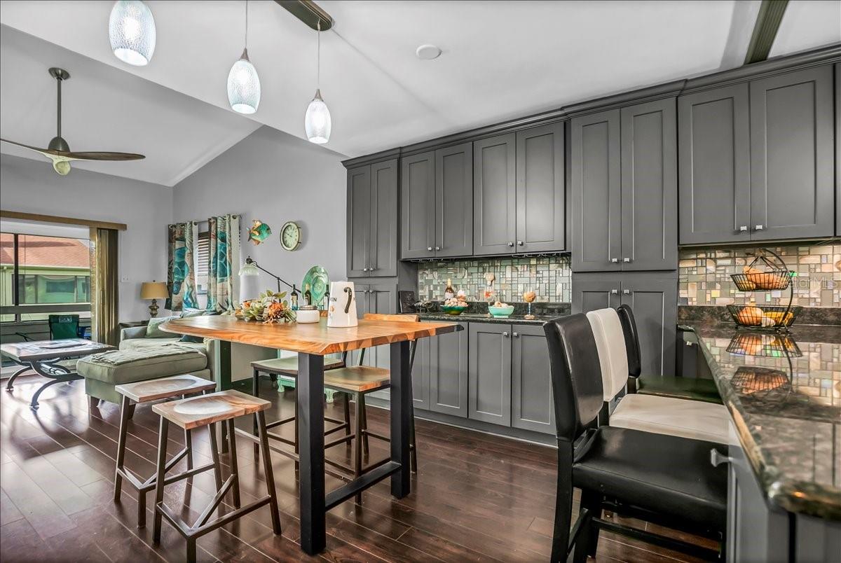 Image 20 of 50 For 637 Drake Lane N