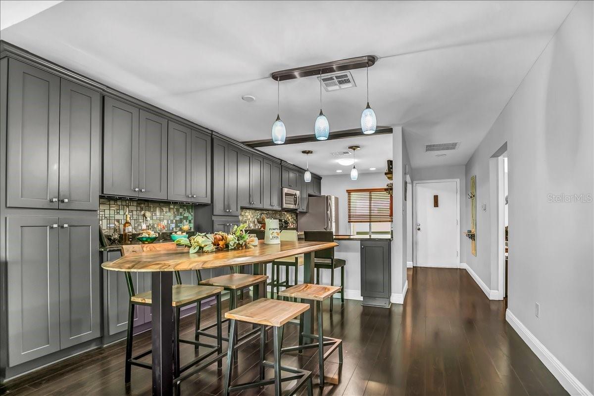 Image 21 of 50 For 637 Drake Lane N