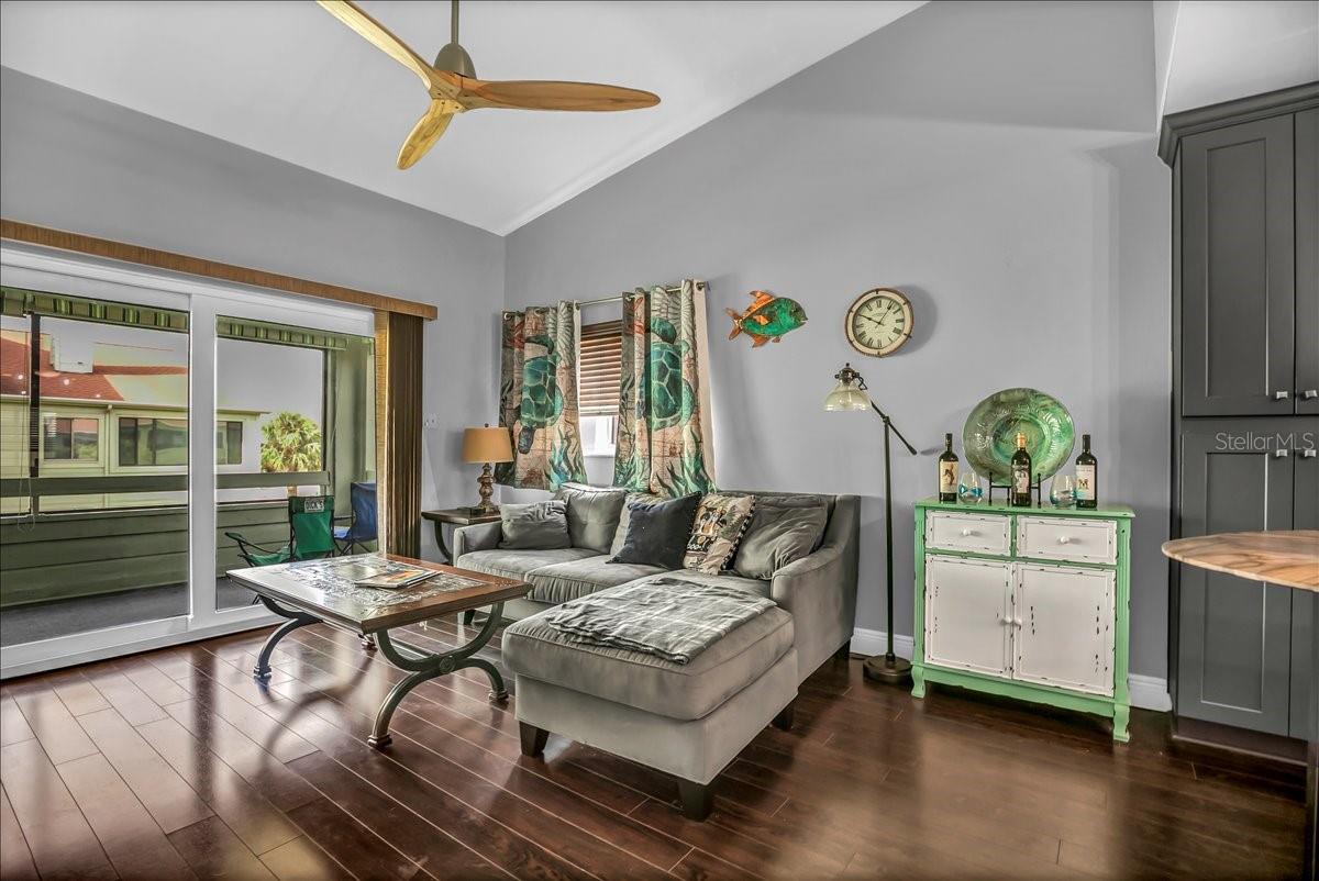 Image 22 of 50 For 637 Drake Lane N