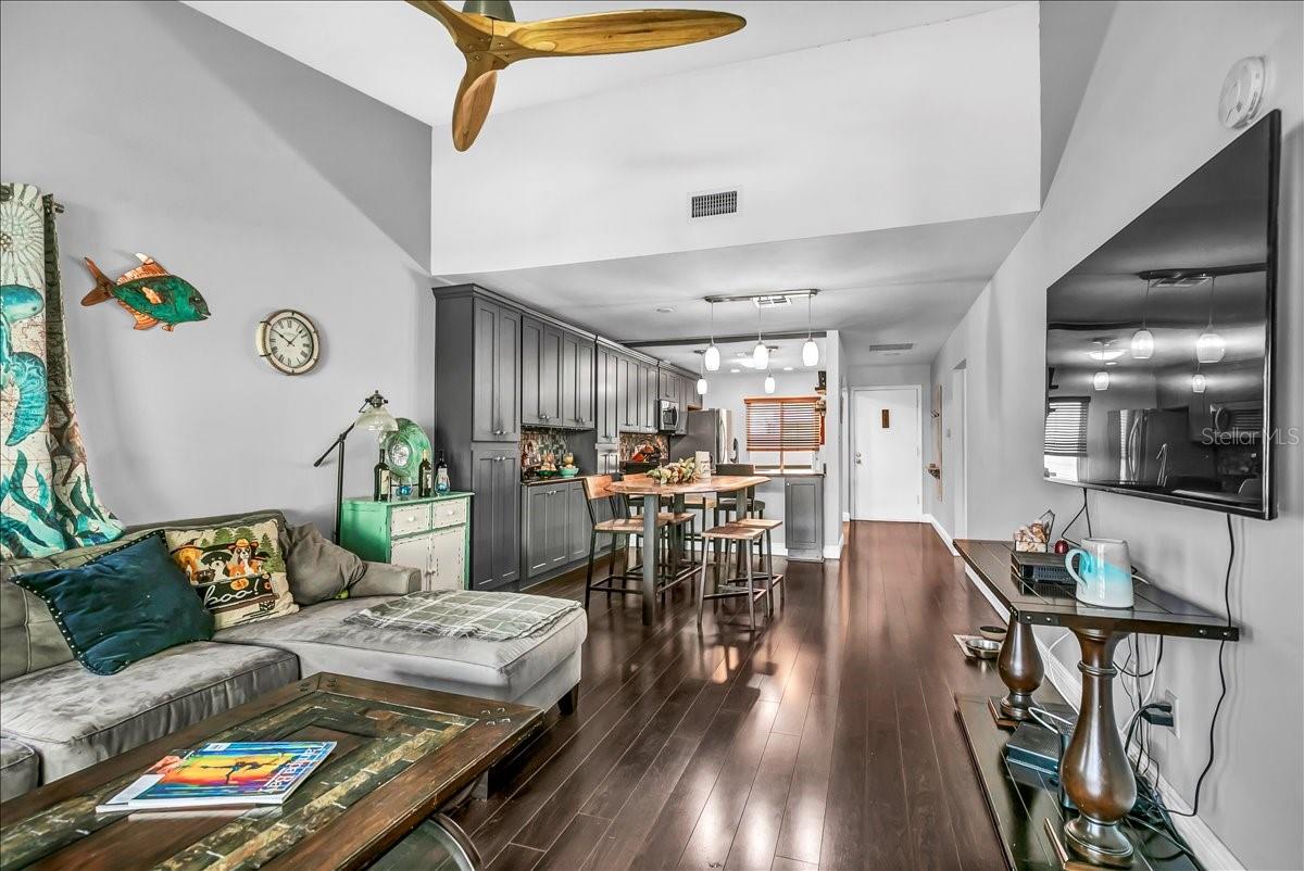 Image 24 of 50 For 637 Drake Lane N