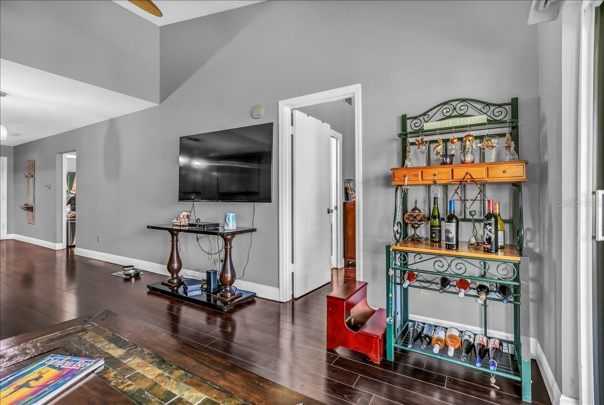 Image 25 of 50 For 637 Drake Lane N