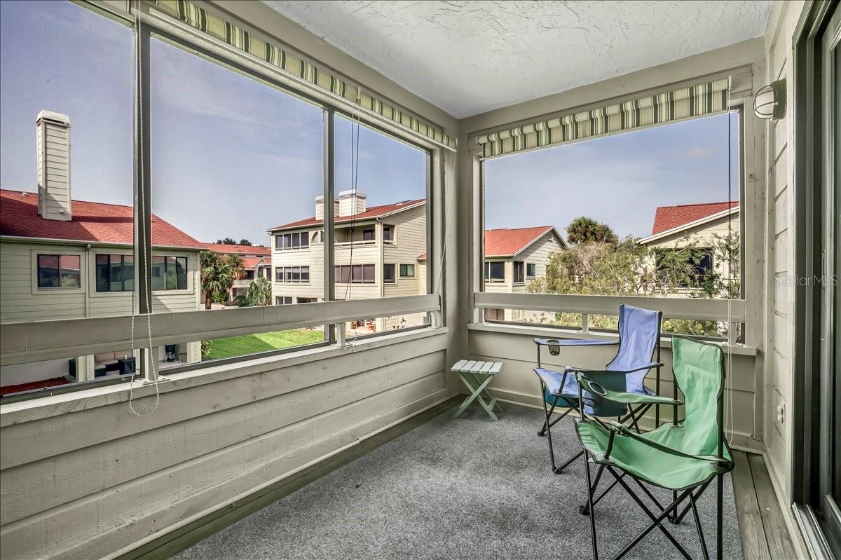 Image 26 of 50 For 637 Drake Lane N