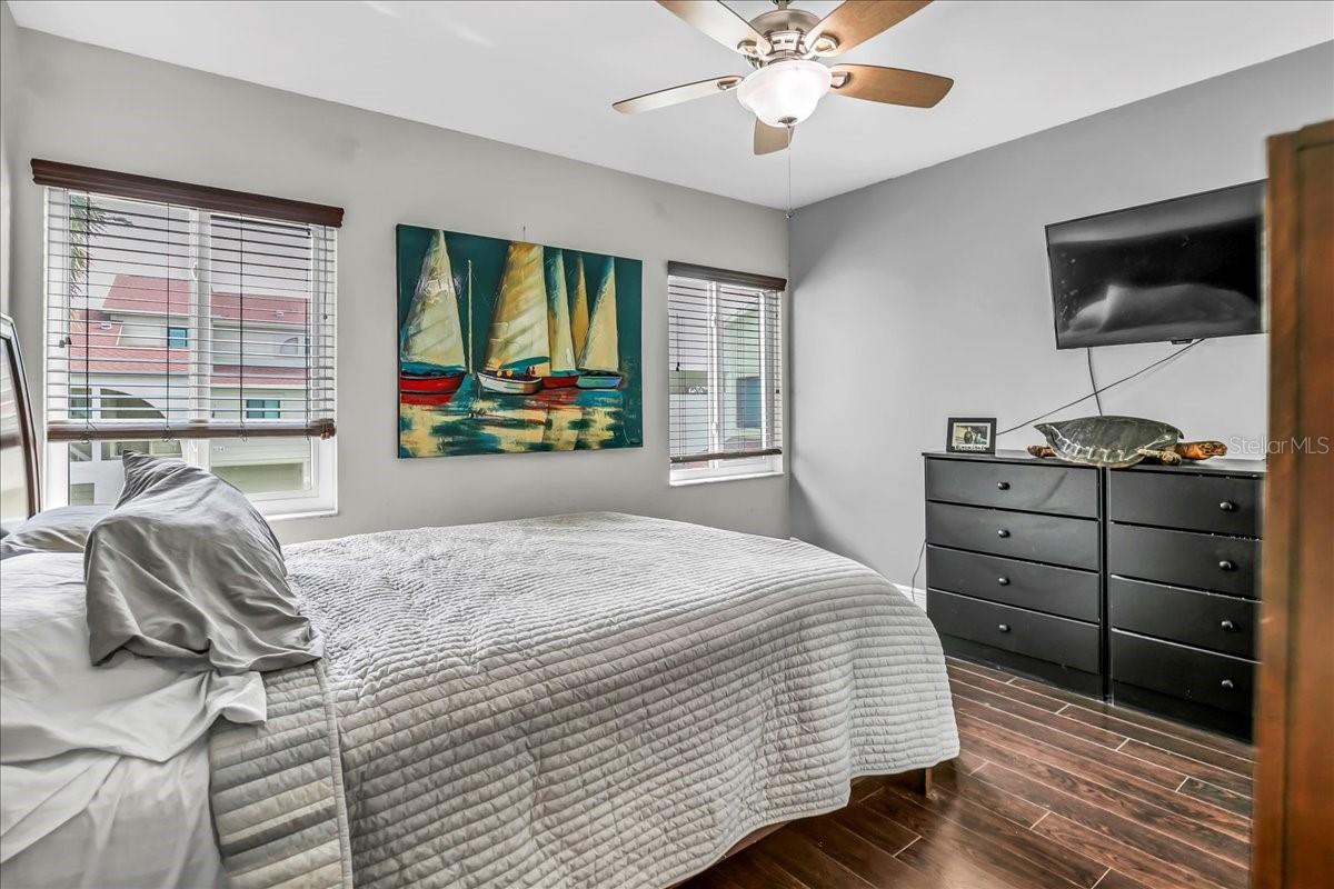 Image 3 of 50 For 637 Drake Lane N