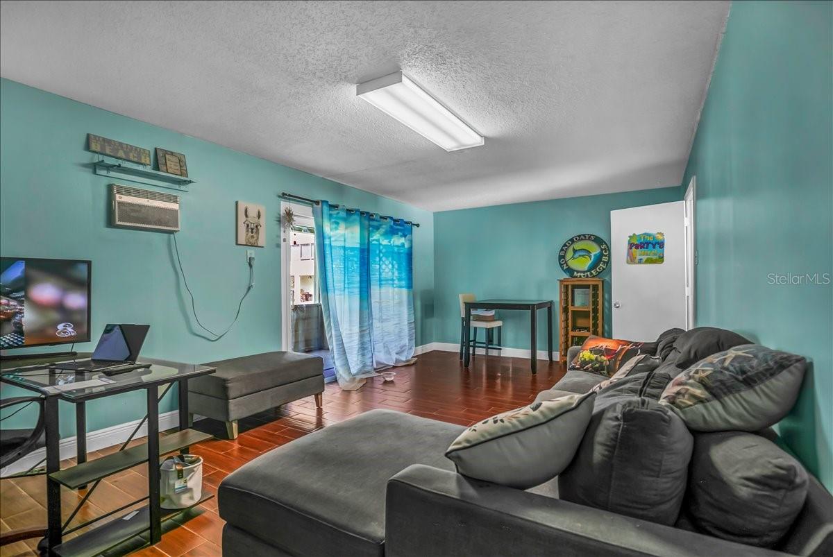 Image 33 of 50 For 637 Drake Lane N