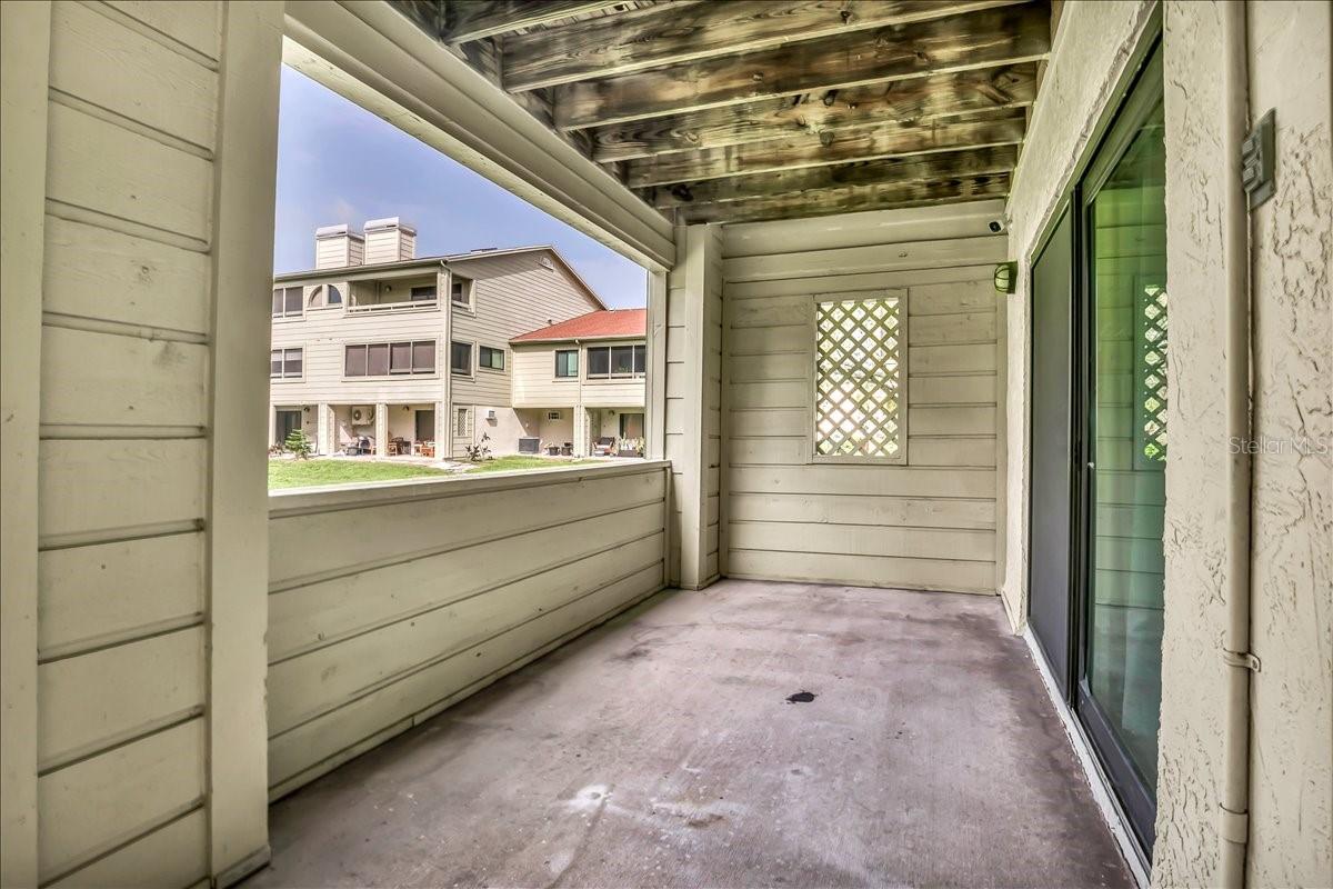 Image 34 of 50 For 637 Drake Lane N