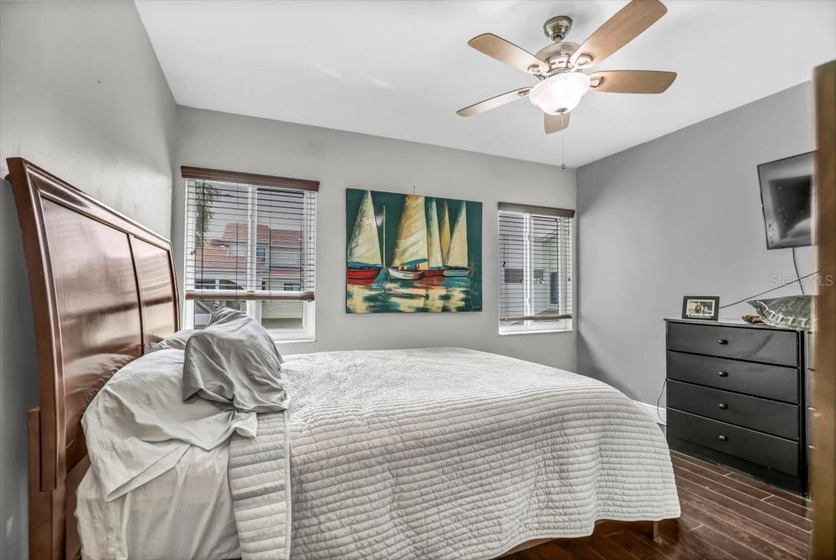 Image 4 of 50 For 637 Drake Lane N