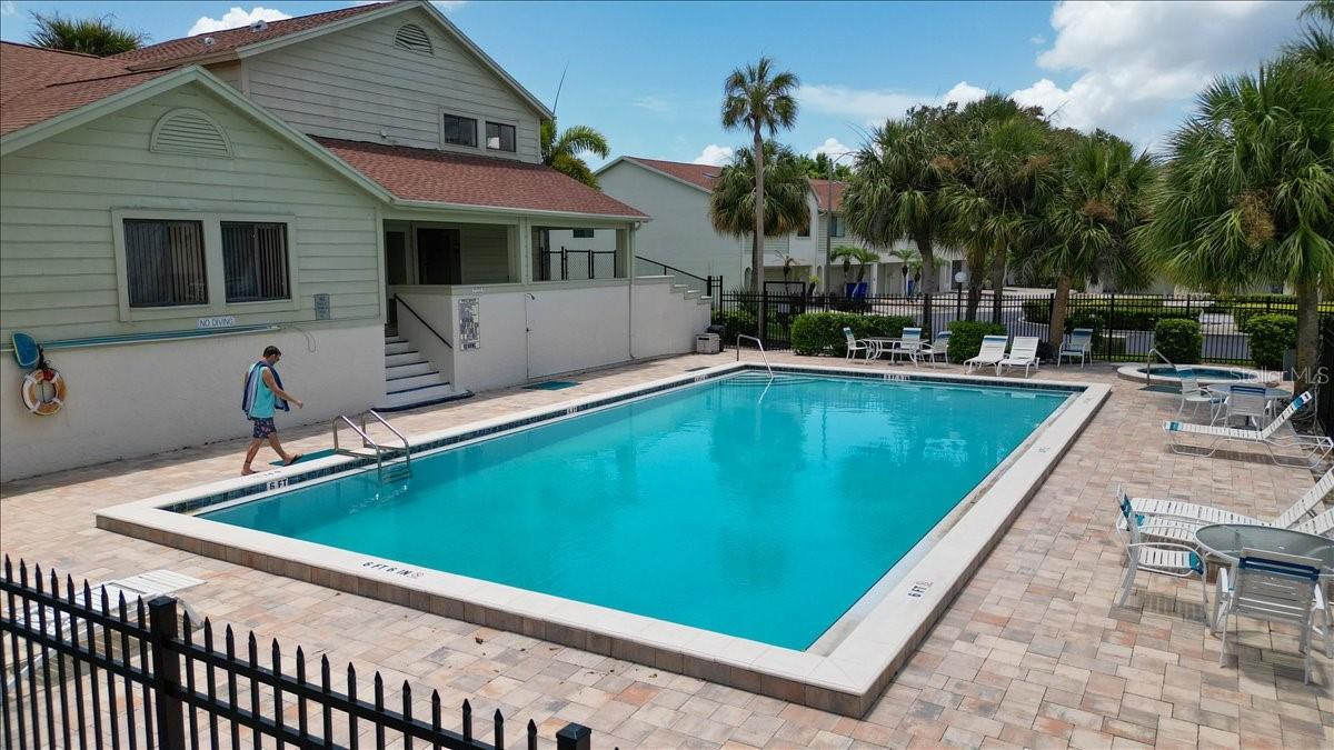 Image 46 of 50 For 637 Drake Lane N