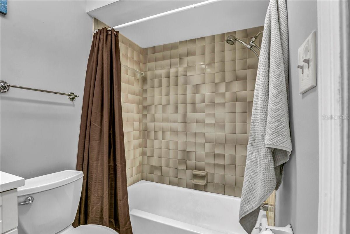 Image 9 of 50 For 637 Drake Lane N