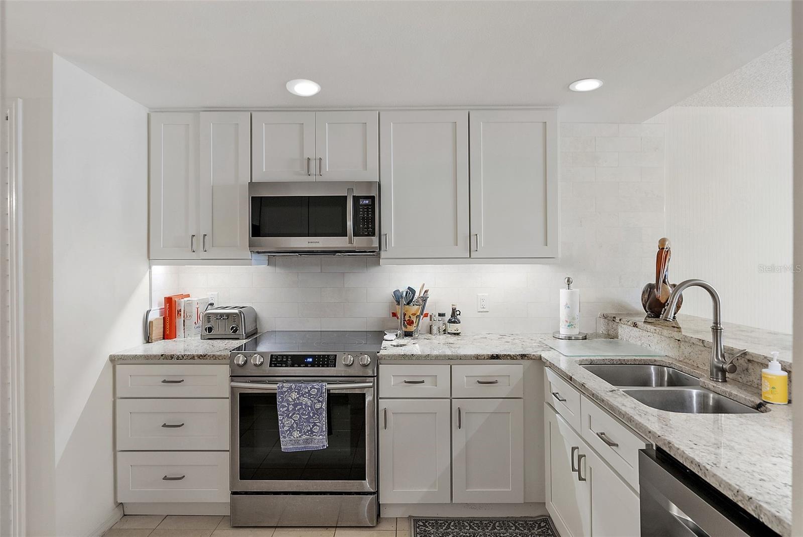 Image 7 of 36 For 6600 Sunset Way 204