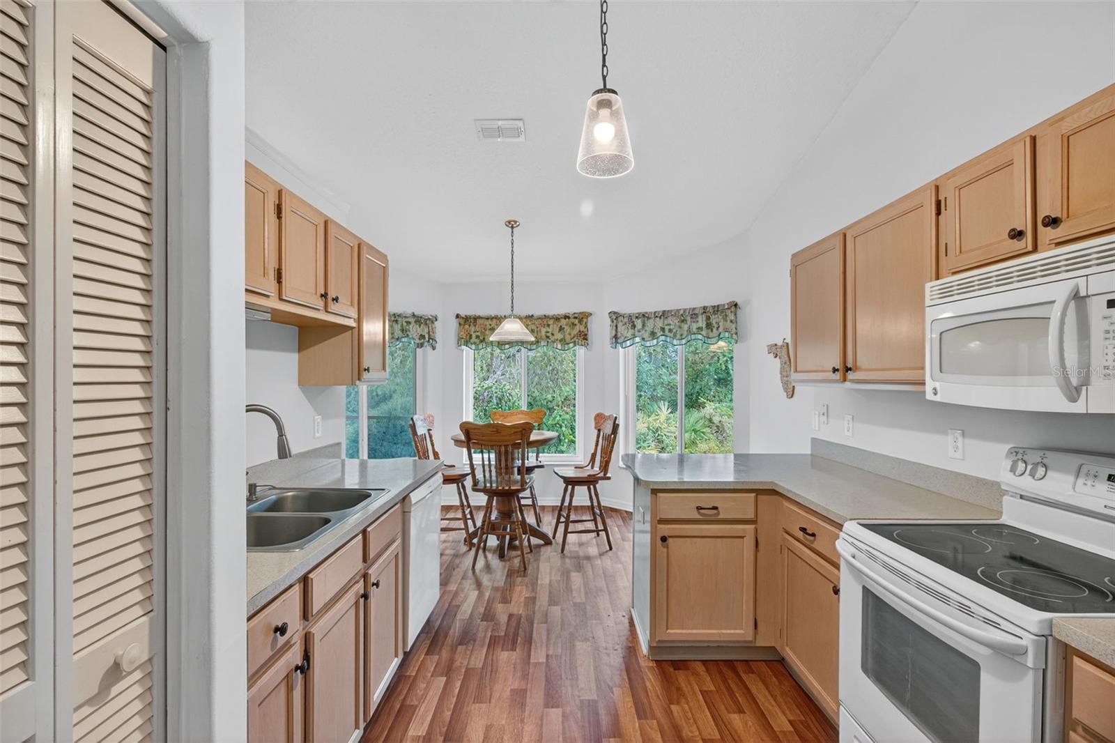 Image 24 of 41 For 8841 Kipling Avenue