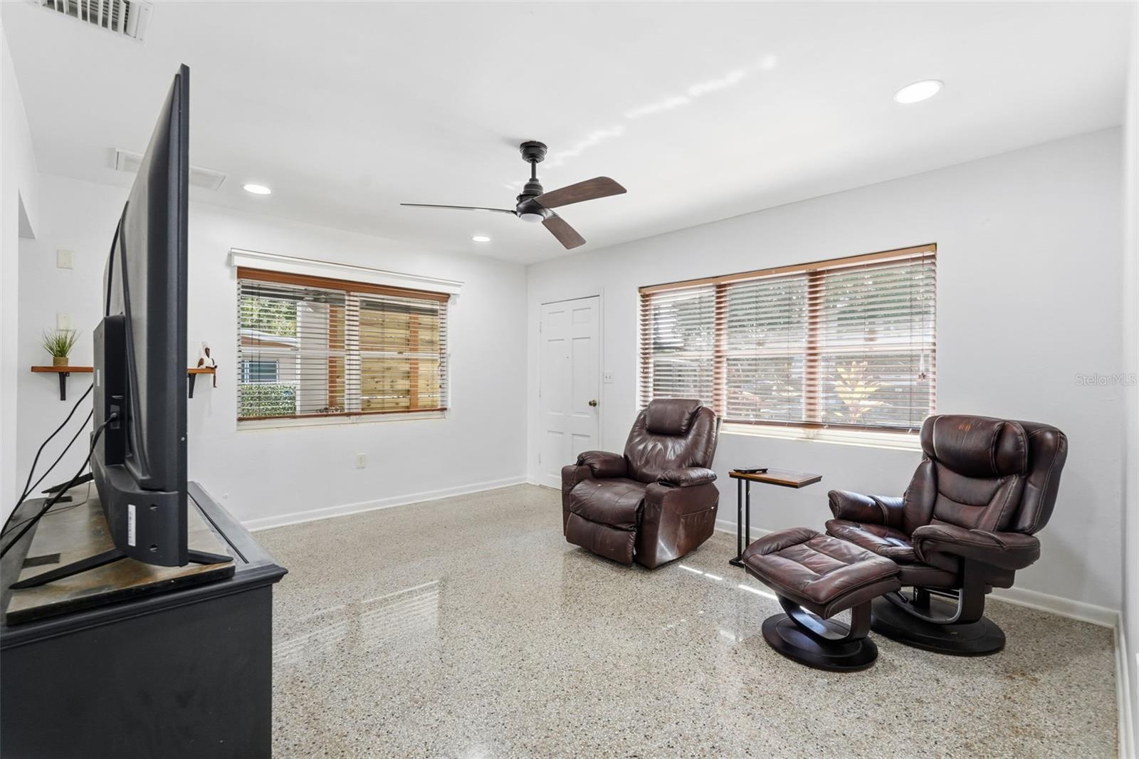 Image 7 of 29 For 42 Lake Shore Drive