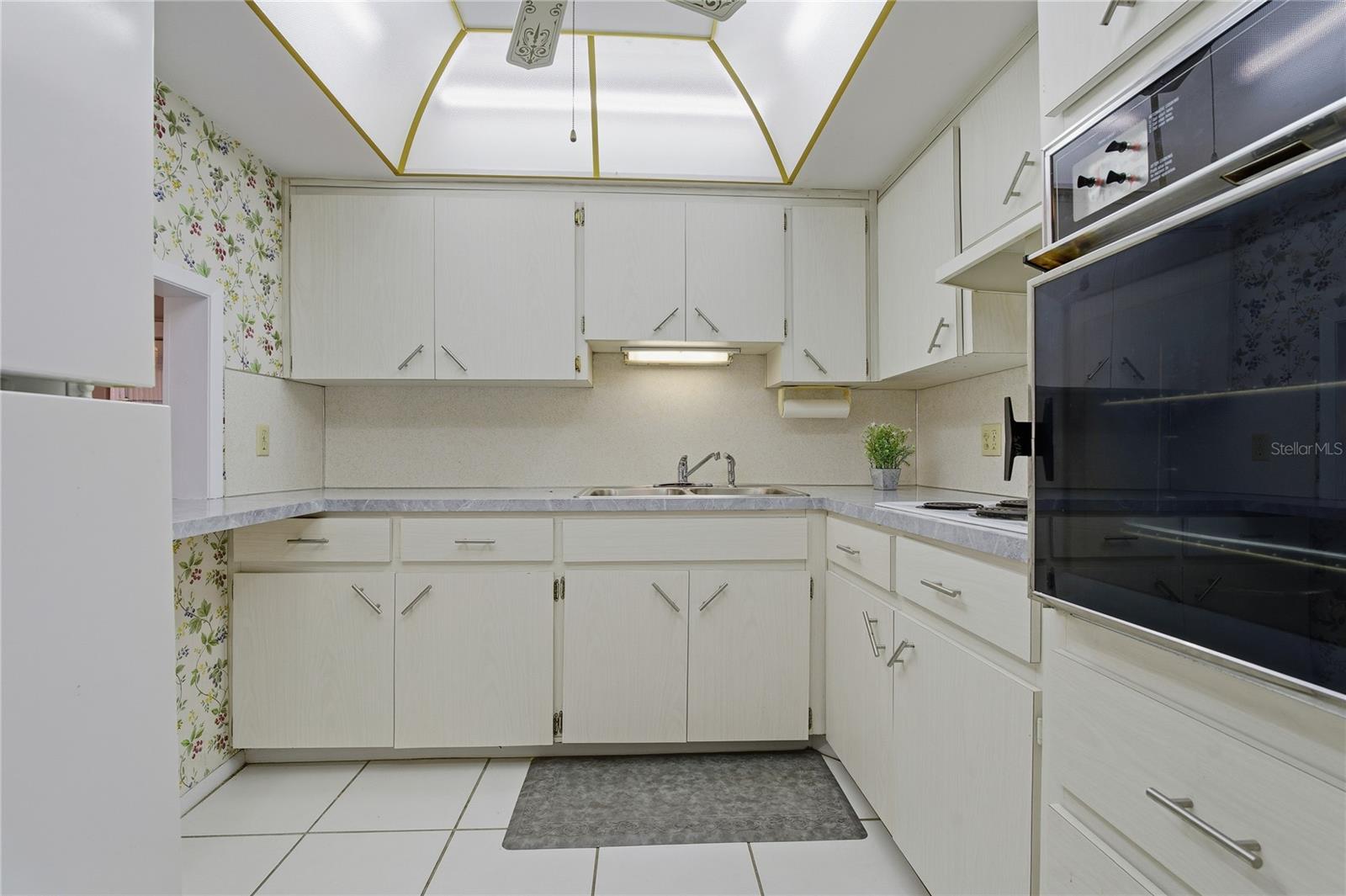 Image 9 of 39 For 2458 Columbia Drive 68