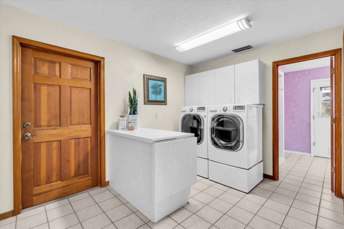 Image 26 of 48 For 2383 Landings Circle