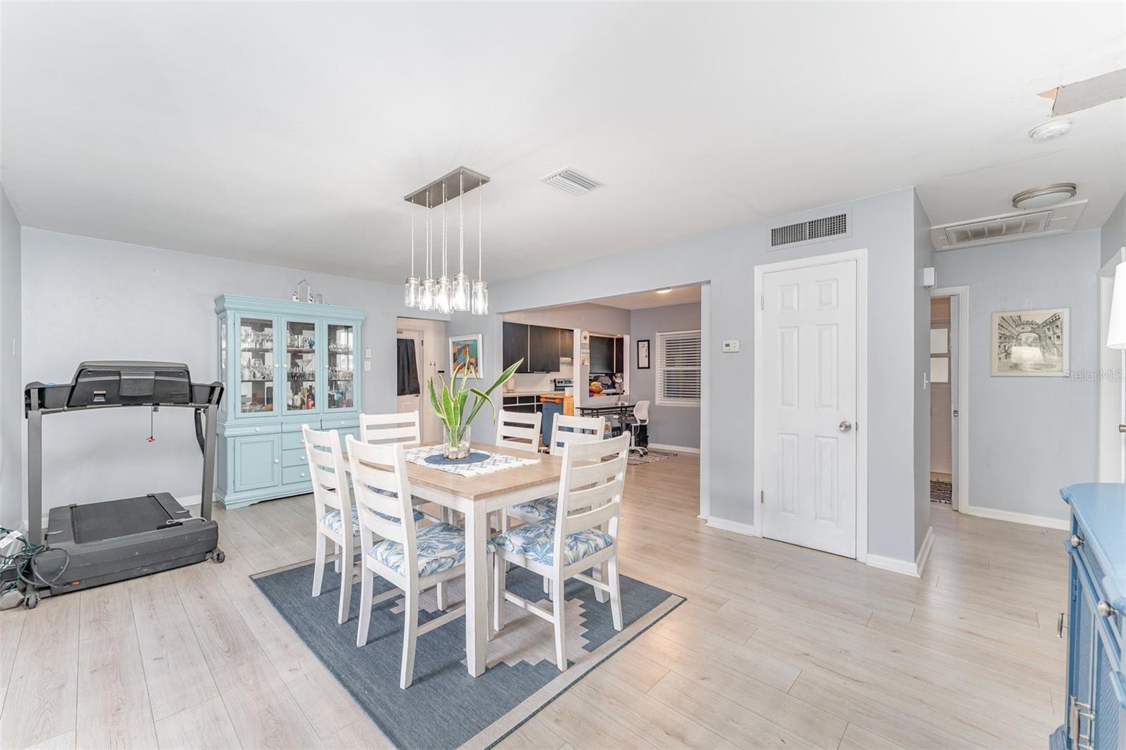 Image 9 of 33 For 710 Delmar Street