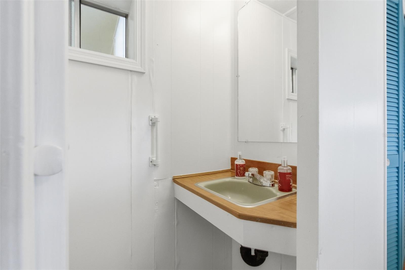 Listing photo id 19 for 27466 Us Highway 19 N 101