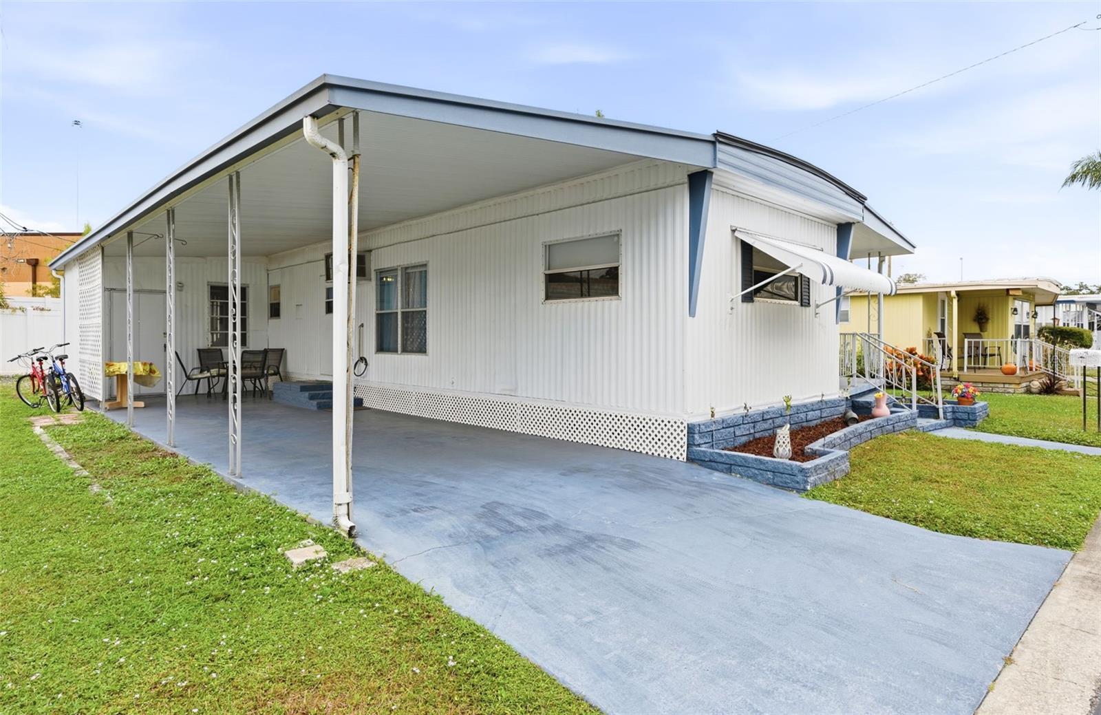 Listing photo id 27 for 27466 Us Highway 19 N 101