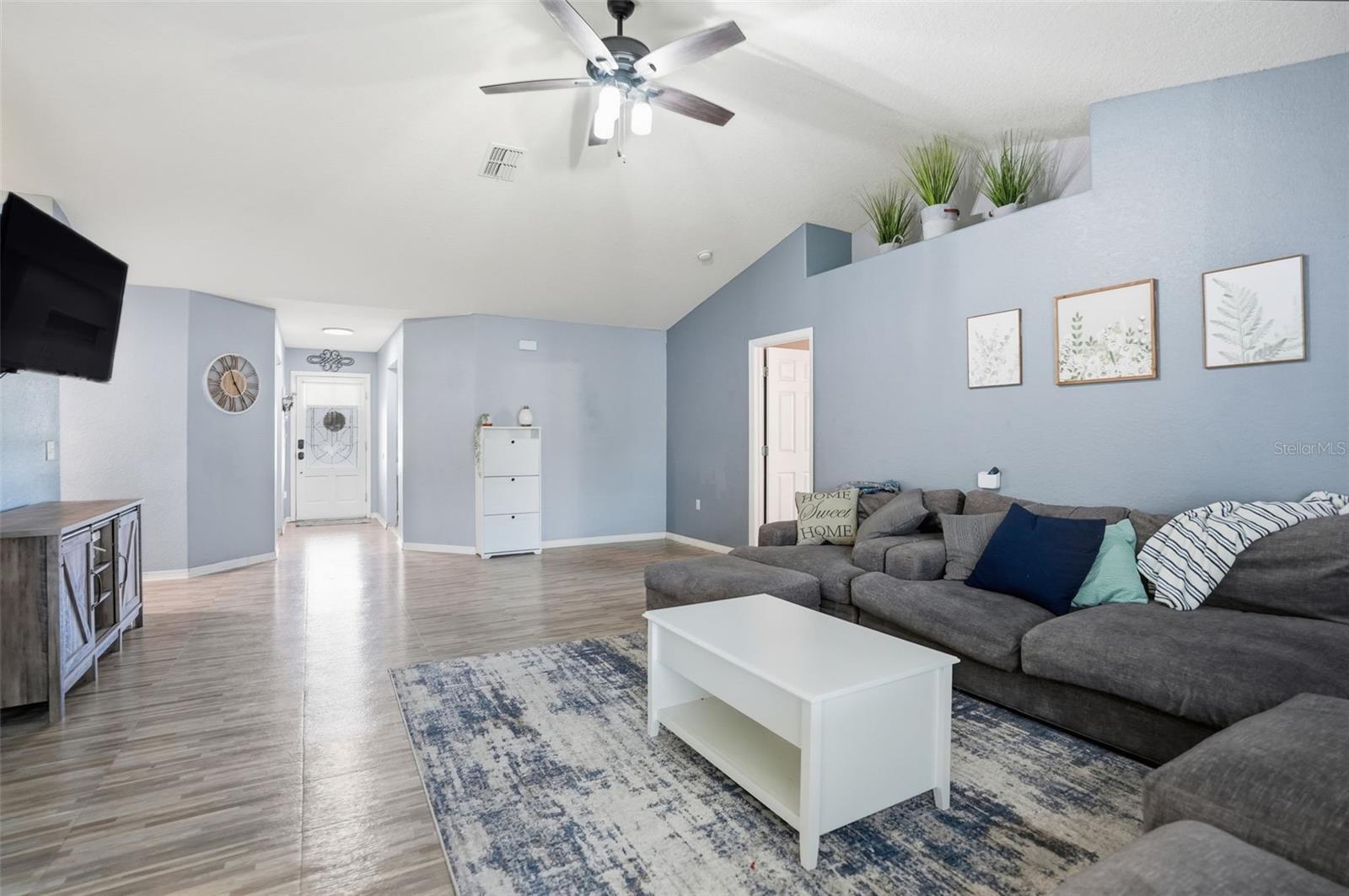 Listing photo id 4 for 3008 Cloudcroft Avenue