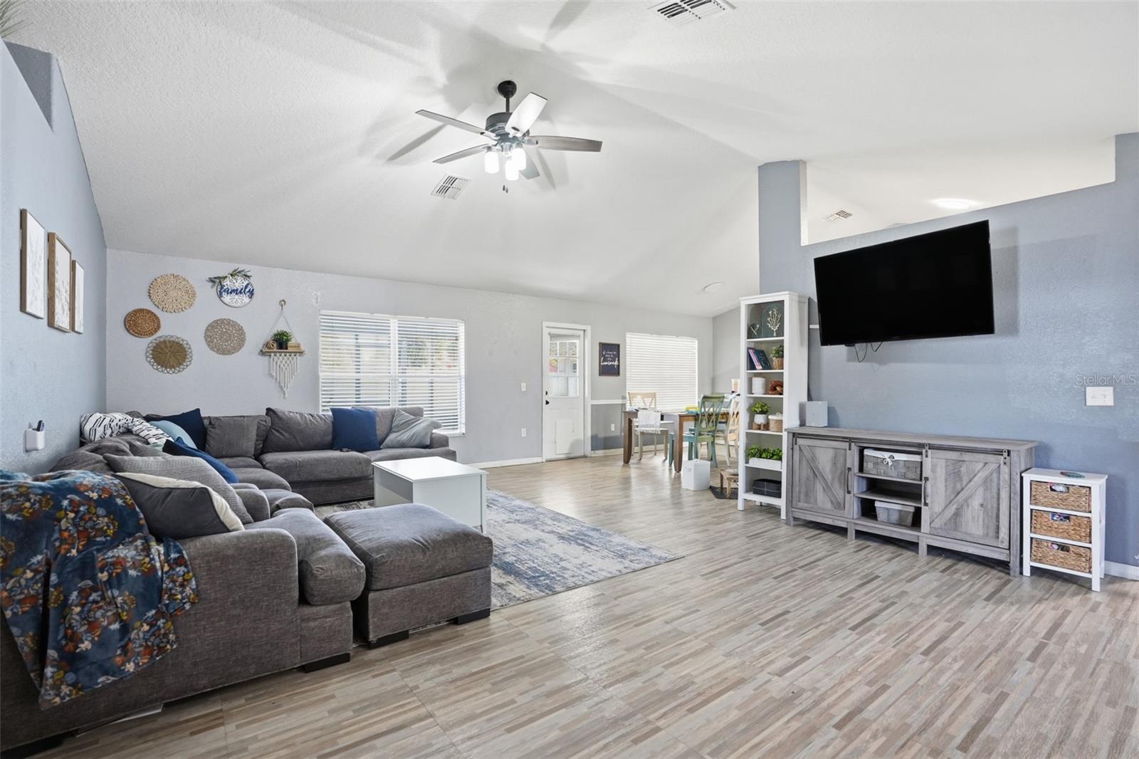 Listing photo id 6 for 3008 Cloudcroft Avenue