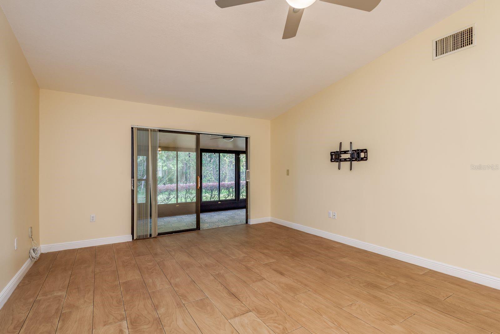 Listing photo id 9 for 1300 Shady Pine Way B