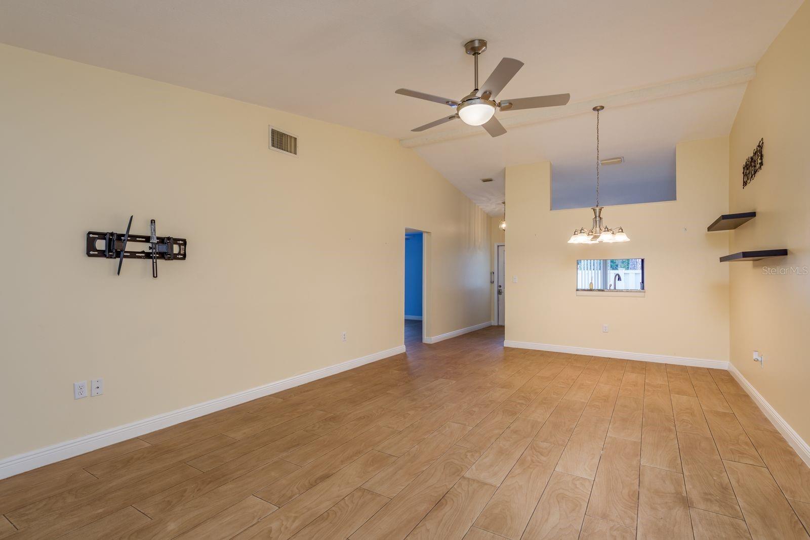 Listing photo id 10 for 1300 Shady Pine Way B