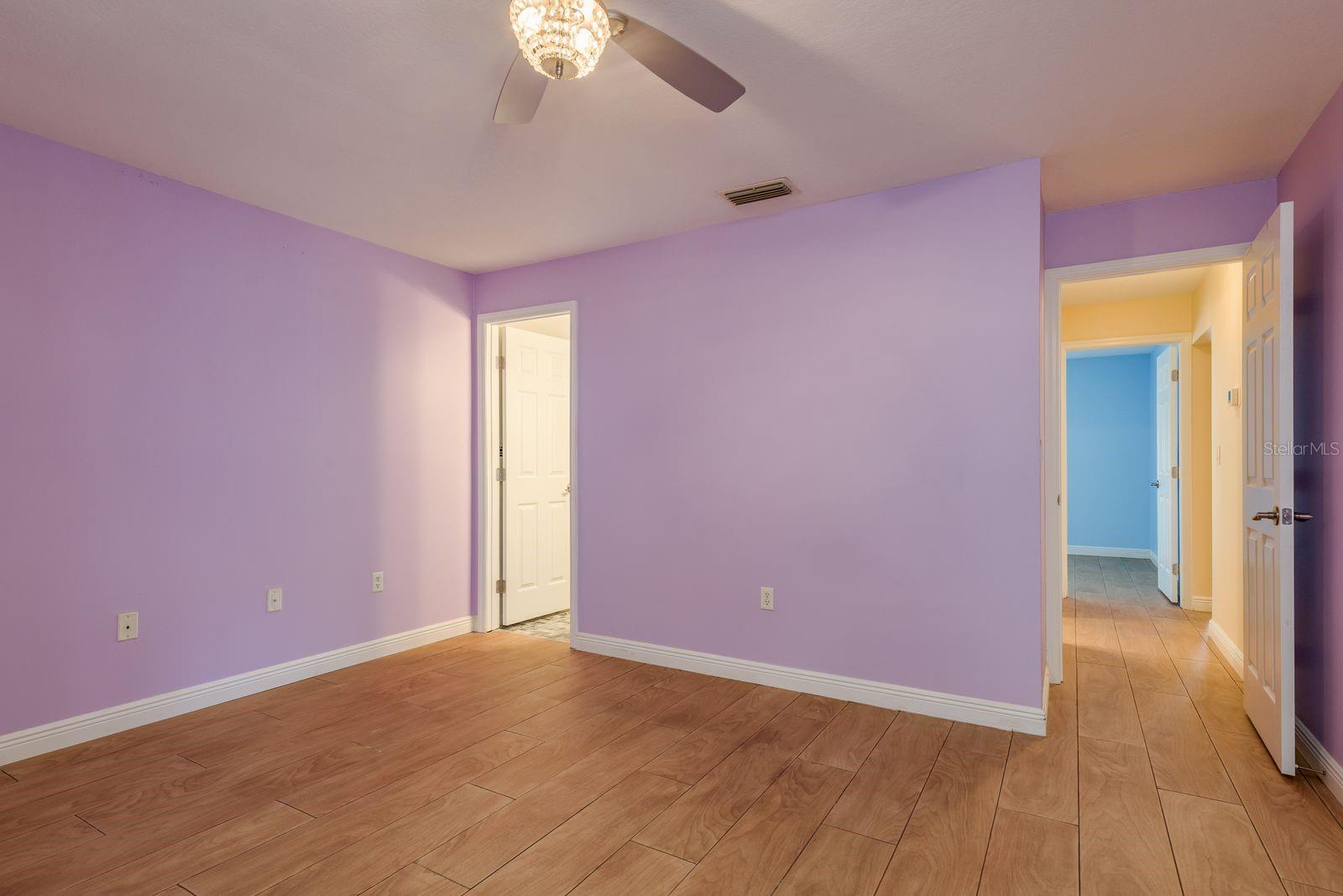 Listing photo id 12 for 1300 Shady Pine Way B