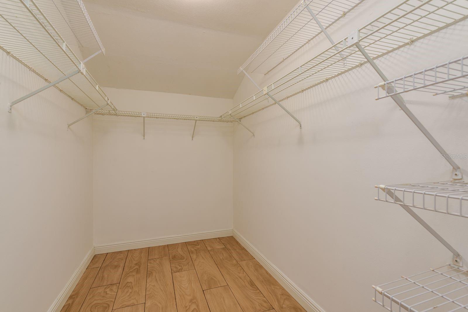 Listing photo id 16 for 1300 Shady Pine Way B