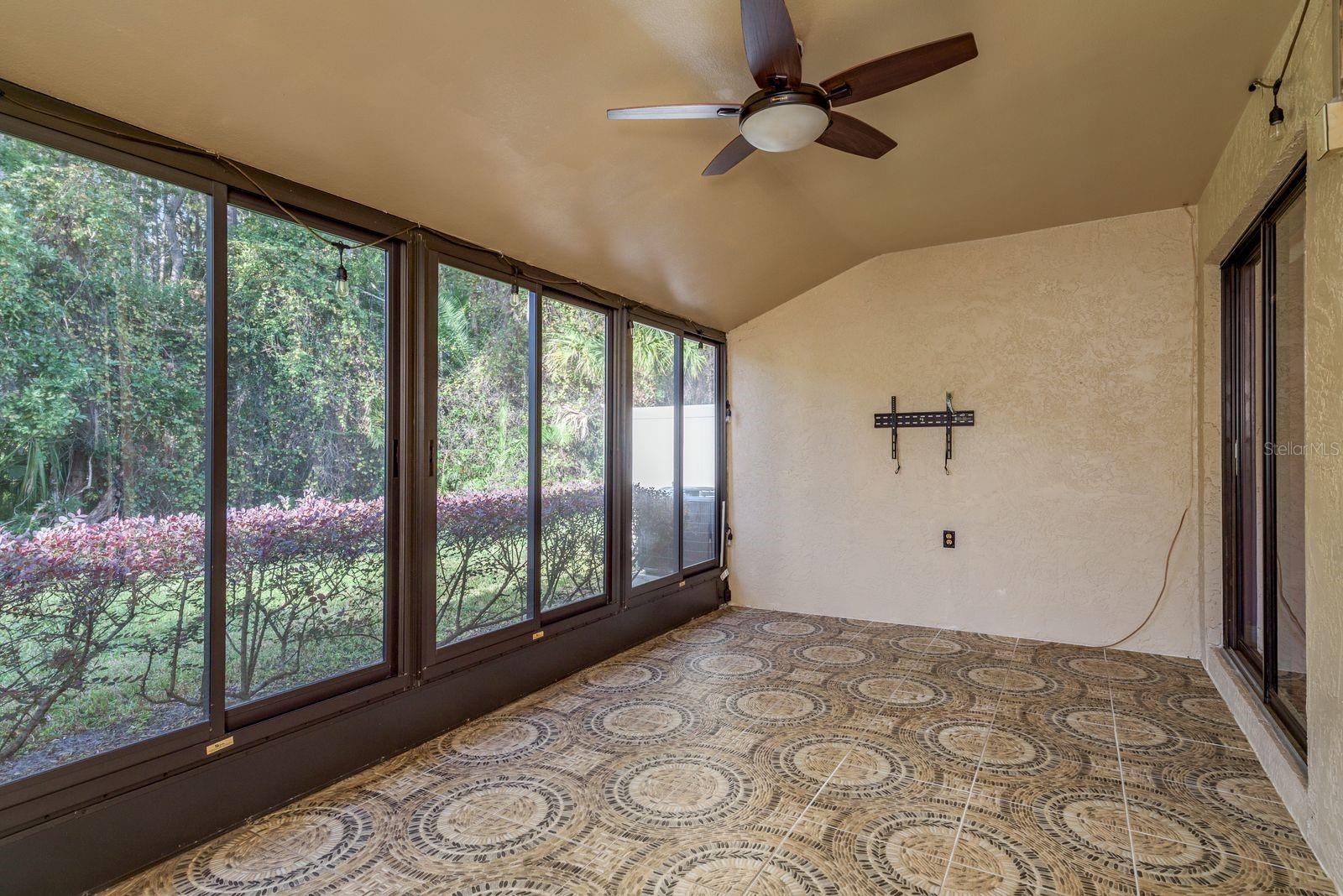 Listing photo id 20 for 1300 Shady Pine Way B