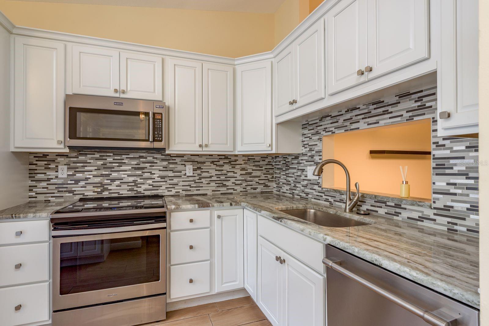 Listing photo id 3 for 1300 Shady Pine Way B