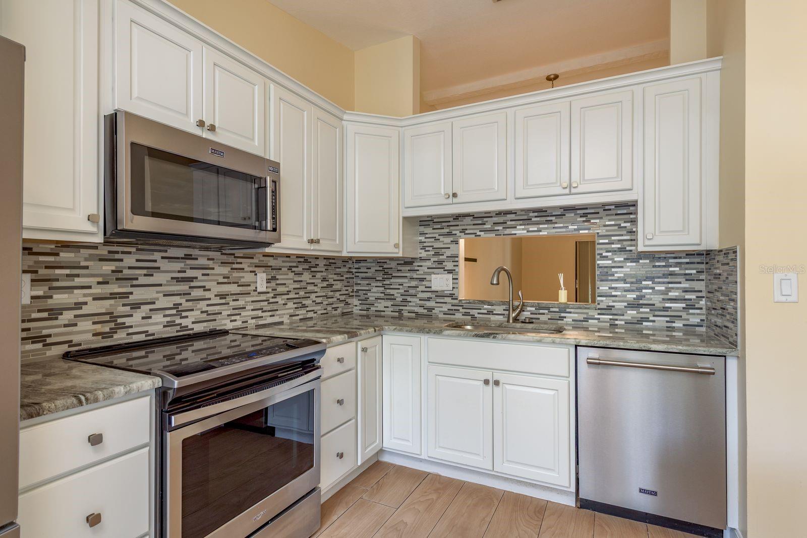 Listing photo id 5 for 1300 Shady Pine Way B